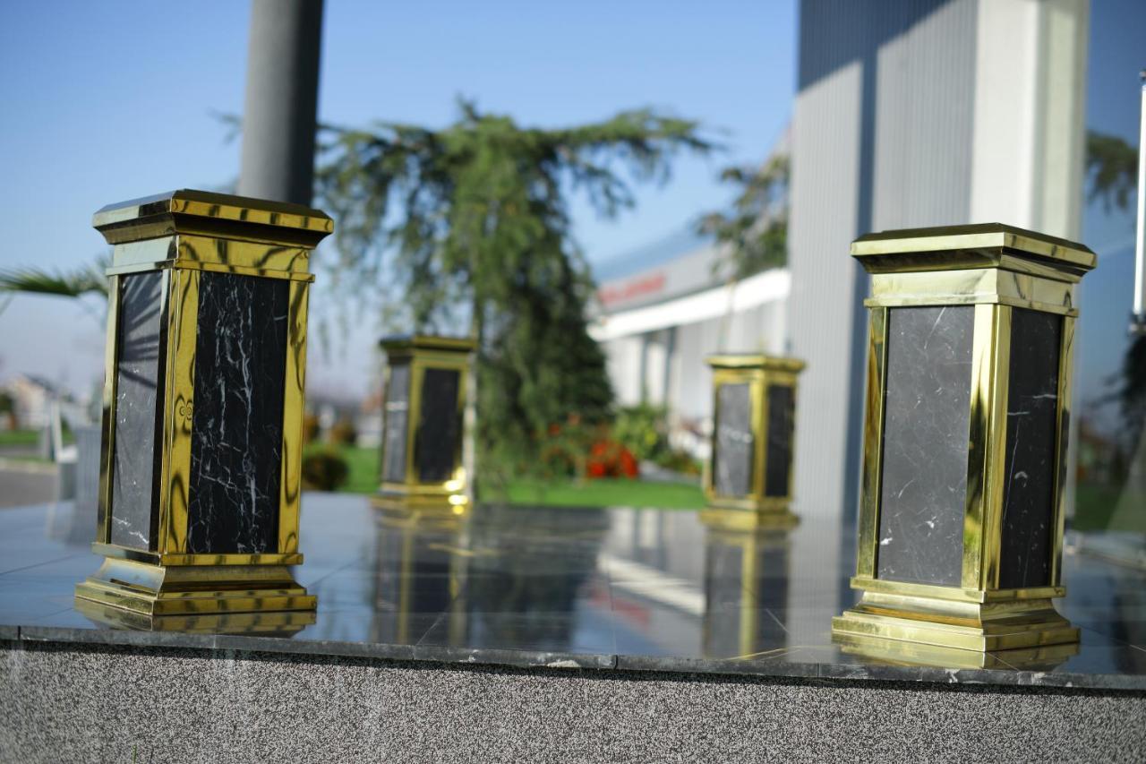 Meliss Events Hotel Craiova Kültér fotó